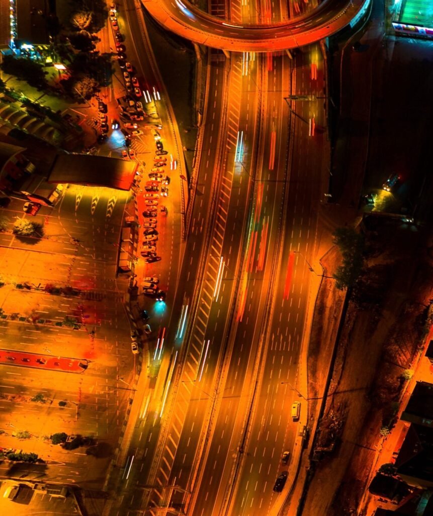 Cuando la seguridad vial se convierte en un espectáculo Social. A vibrant aerial view of illuminated roads in Istanbul at night, showcasing the city's dynamic energy.